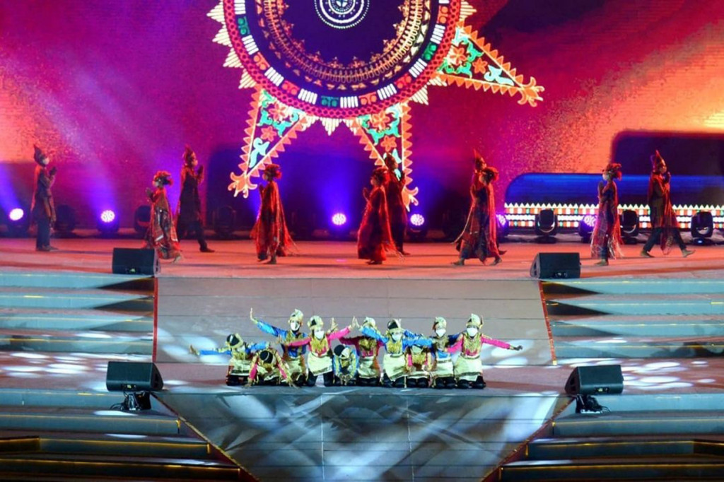 Secara khusus Presien Jokowi mengucapkan selamat kepada provinsi Papua yang menjadi juara umum Peparnas XVI.