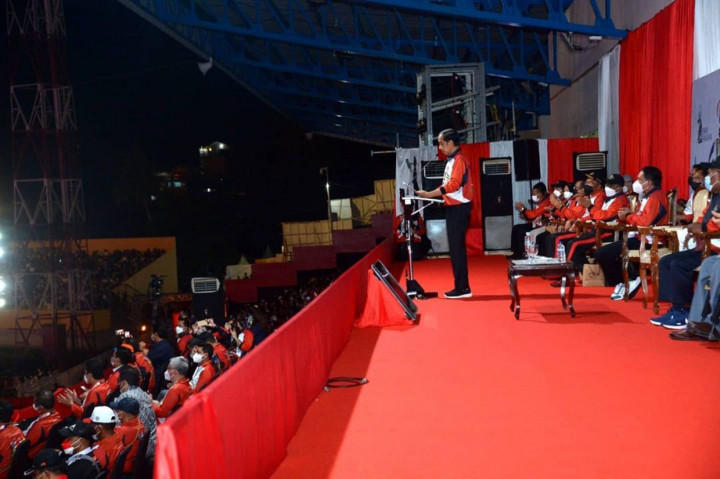 “Dengan mengucap syukur ke hadirat Tuhan Yang Maha Esa, dengan mengucap alhamdulillahi rabbil ‘alamin malam hari ini Pekan Paralimpik Nasional XVI di Papua Tahun 2021 secara resmi saya tutup. Sampai berjumpa di Sumatra Utara dan Aceh,” ujar Presiden dalam sambutannya.