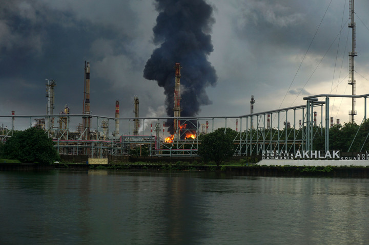 Pertamina Kilang Internasional (KPI) Refinery Unit (RU) IV Cilacap, Jawa Tengah terus mengupayakan pemadaman kebakaran tangki penyimpanan bahan-bahan pertalite yang terjadi pada Sabtu, 13 November 2021, malam.