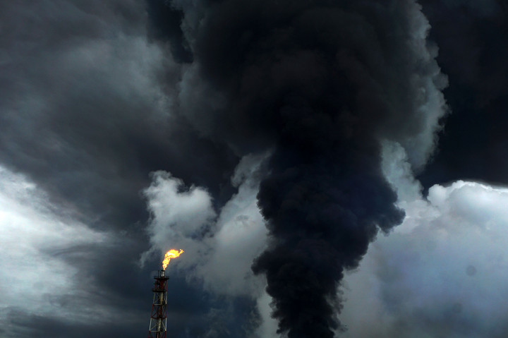 Hingga Minggu, 14 November 2021, Pertamina Cilacap terus berusaha untuk memadamkan api yang membakar tangki.