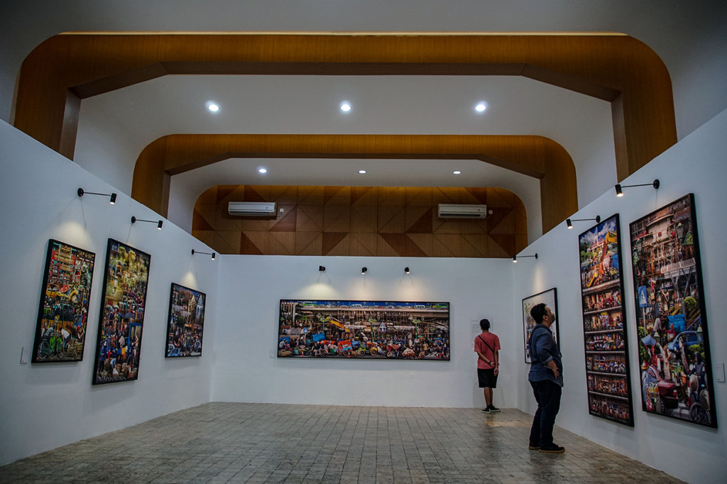 Pengunjung melihat karya foto yang dipamerkan di Jakarta International Photo Festival (JIPFest) 2021 di Kota Tua, Jakarta, Minggu, 14 November 2021.