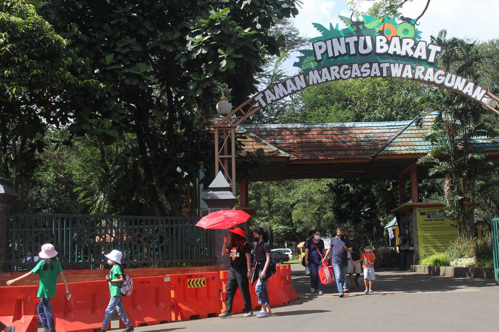 Sementara itu, pada hari Sabtu dan Minggu berlaku mulai pukul 07.00 hingga pukul 14.30 WIB.