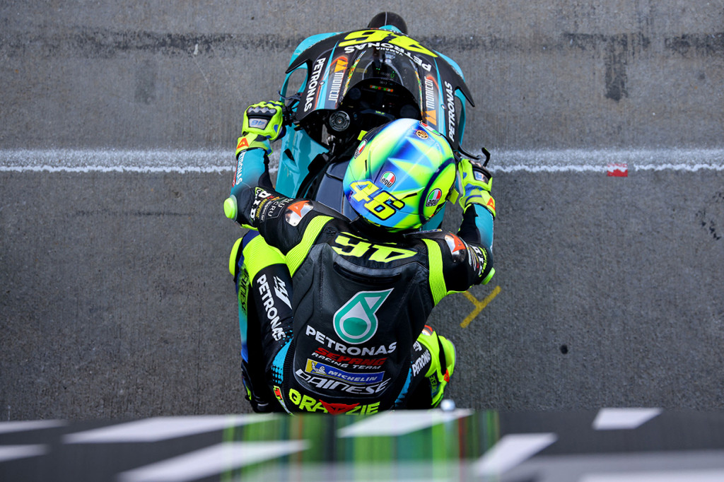 Valentino Rossi keluar dari garasi Petronas Yamaha jelang melakukan babak kualifikasi MotoGP Valencia 2021.