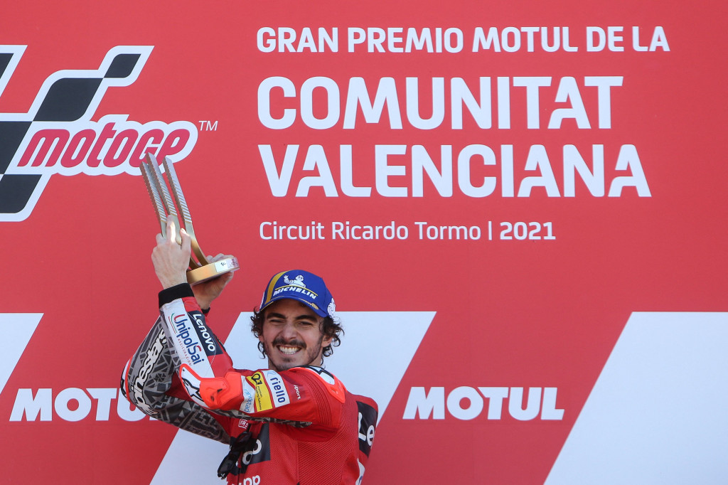 Rider Ducati, Francesco Bagnaia, meraih kemenangan pada GP Valencia 2021.