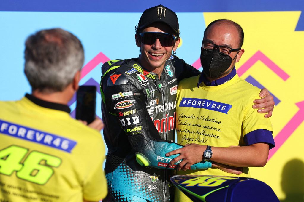 Sementara Valentino Rossi, dia menutup kariernya di MotoGP dengan cukup manis lantaran sukses menembus posisi 10 besar.
