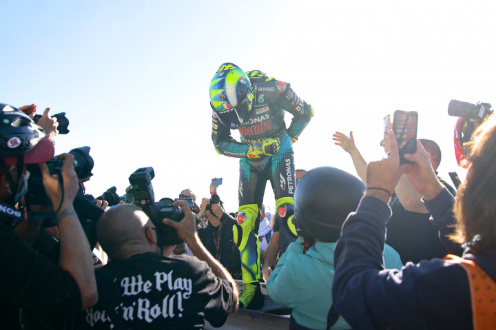 Rossi menjadi pebalap ke-10 yang menyentuh garis finis, berjarak 13,468 detik dari Bagnaia. Dia pun mencatatkan diri membalap di Grand Prix sebanyak 373 kali di sepanjang lebih dari dua dekade dalam kariernya di MotoGP.