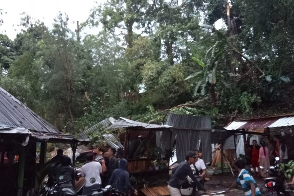 Peristiwa angin kencang yang terjadi di wilayah Kabupaten Mojokerto, Jawa Timur, mengakibatkan pohon tumbang yang berdampak pada kerusakan bangunan. Tiga warga meninggal dunia dan tiga lainnya luka berat akibat kejadian tersebut.