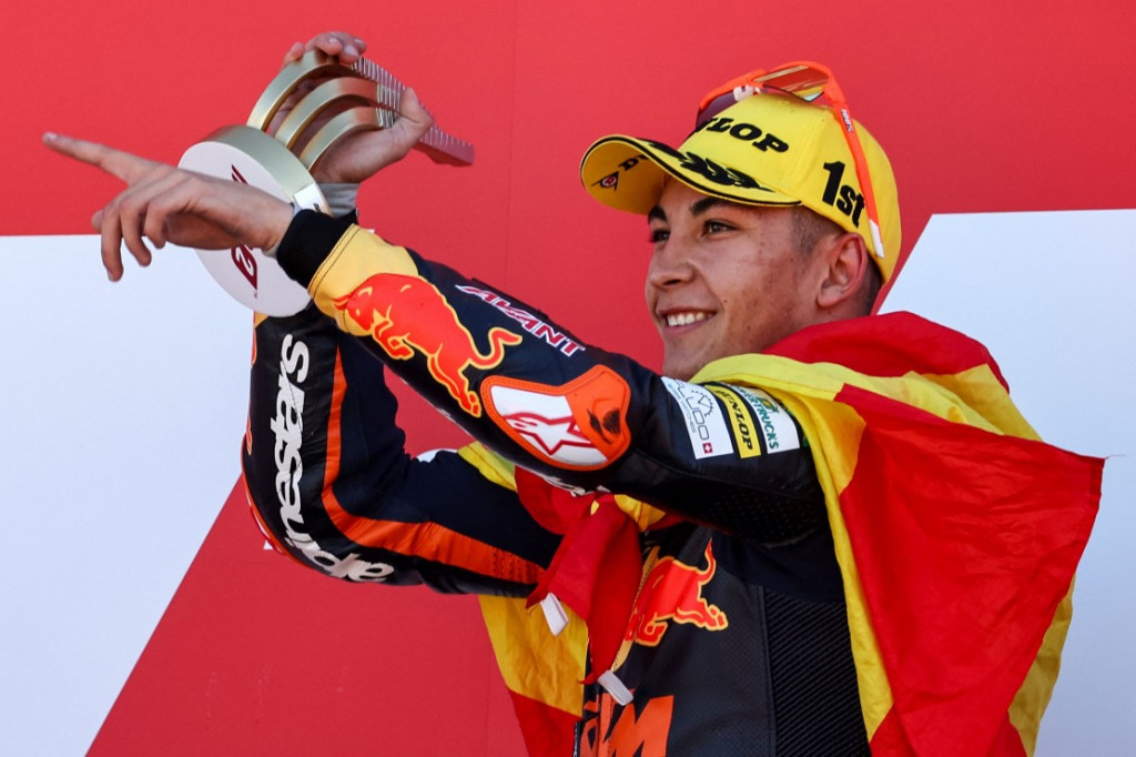 Pembalap Red Bull KTM Ajo, Raul Fernandez berhasil memenangkan Moto2 Valencia 2021 di Sirkuit Ricardo Tormo, Valencia, Spanyol, Minggu, 14 November 2021. Di lain sisi, sang tandem, Remy Gardner, finis ke-10 dan berhasil mengunci gelar dunia.