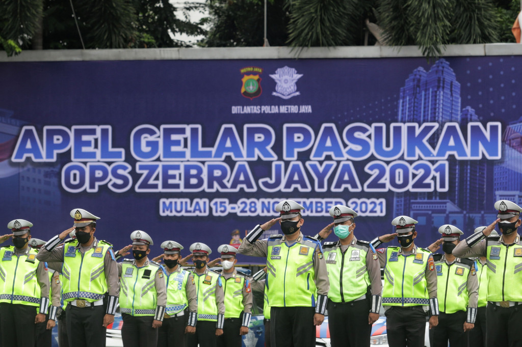 Petugas Kepolisian saat mengikuti Apel Gelar Pasukan Operasi Zebra Jaya 2021 di Polda Metro Jaya, Jakarta, Senin, 15 November 2021.