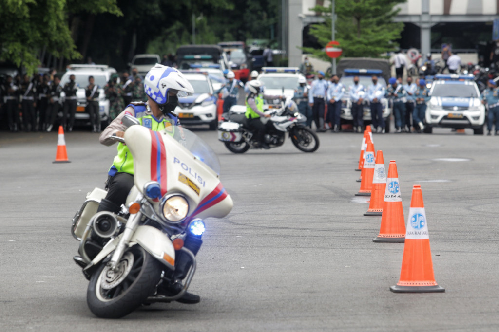 Petugas kepolisian melakukan atraksi saat Apel Gelar Pasukan Operasi Zebra Jaya 2021 di Polda Metro Jaya, Jakarta, Senin, 15 November 2021.