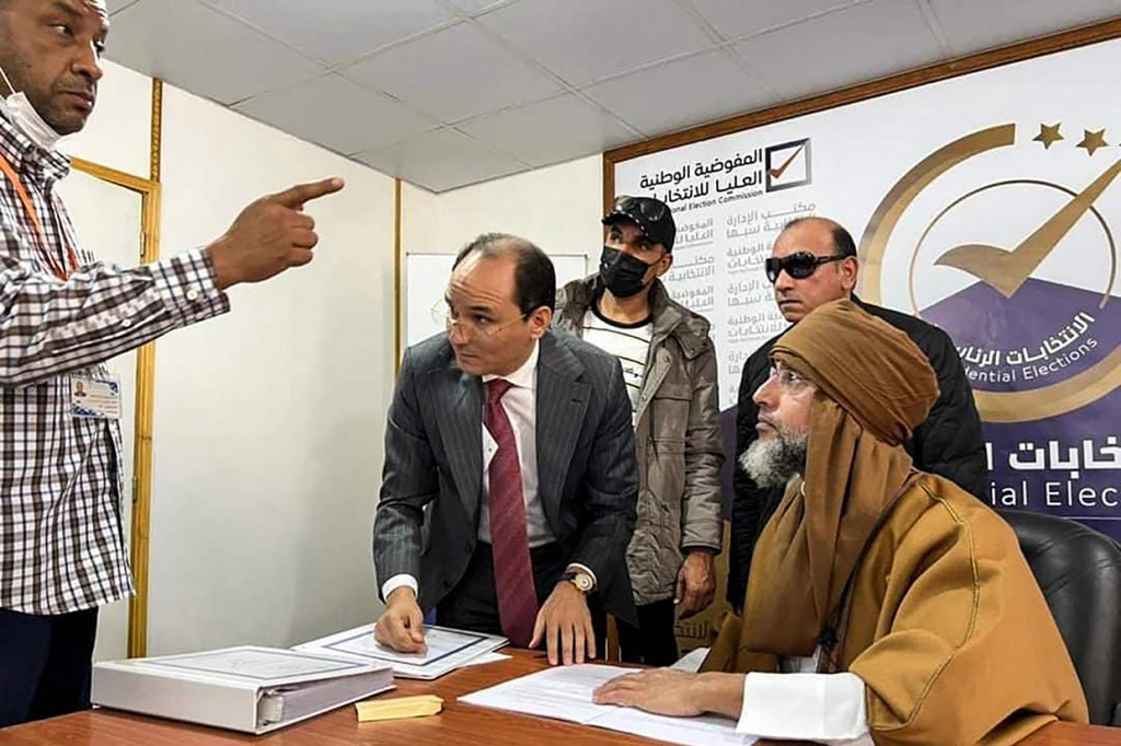 Sebuah gambar selebaran yang dirilis oleh Halaman Facebook Komisi Tinggi Nasional Libya pada 14 November 2021, menunjukkan Seif al-Islam Kadhafi, putra diktator Libya Muammar Khadafi, mendaftar untuk mencalonkan diri dalam pemilihan presiden negara itu pada bulan Desember.