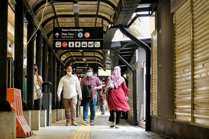 Pejalan kaki melintas didekat kios pedagang yang merupakan salah satu bagian dari penataan kawasan Stasiun Gondangdia, Jakarta, Senin, 15 November 2021.