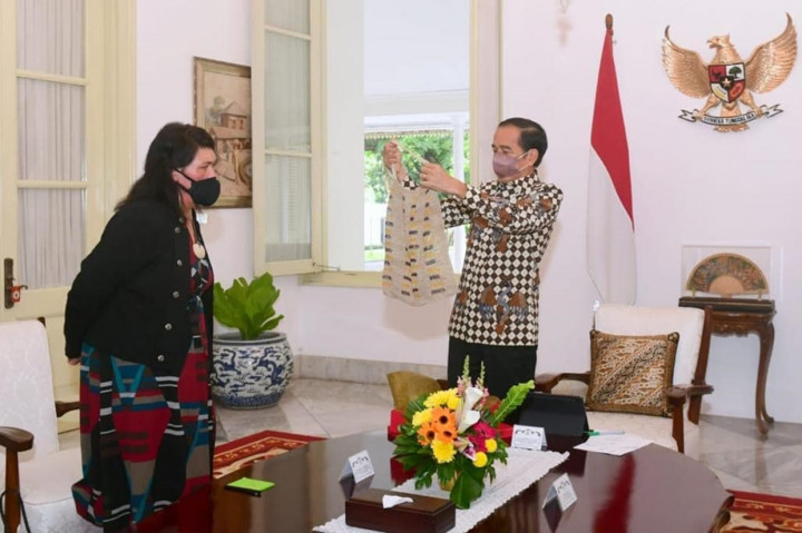 Jokowi Hadiahkan Tas Noken Papua untuk Menlu Selandia Baru