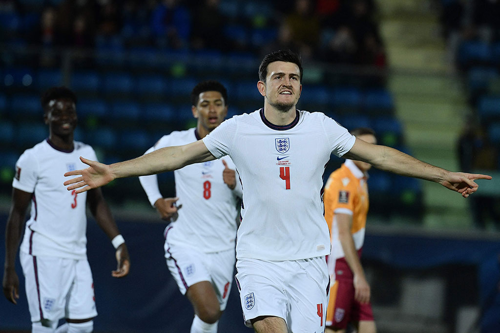 Bek Manchester United Harry Maguire membuka keunggulan Inggris pada menit keenam setelah menanduk umpan sepak pojok kiriman Phil Foden.