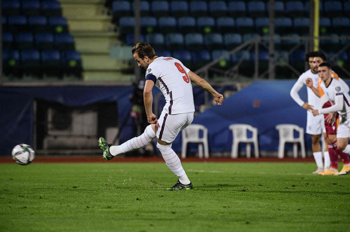 Kapten Inggris Harry Kane kemudian memperlebar keunggulan tim tamu menjadi 3-0 lewat eksekusi penalti pada menit ke-27 setelah Rossi melakukan handball.