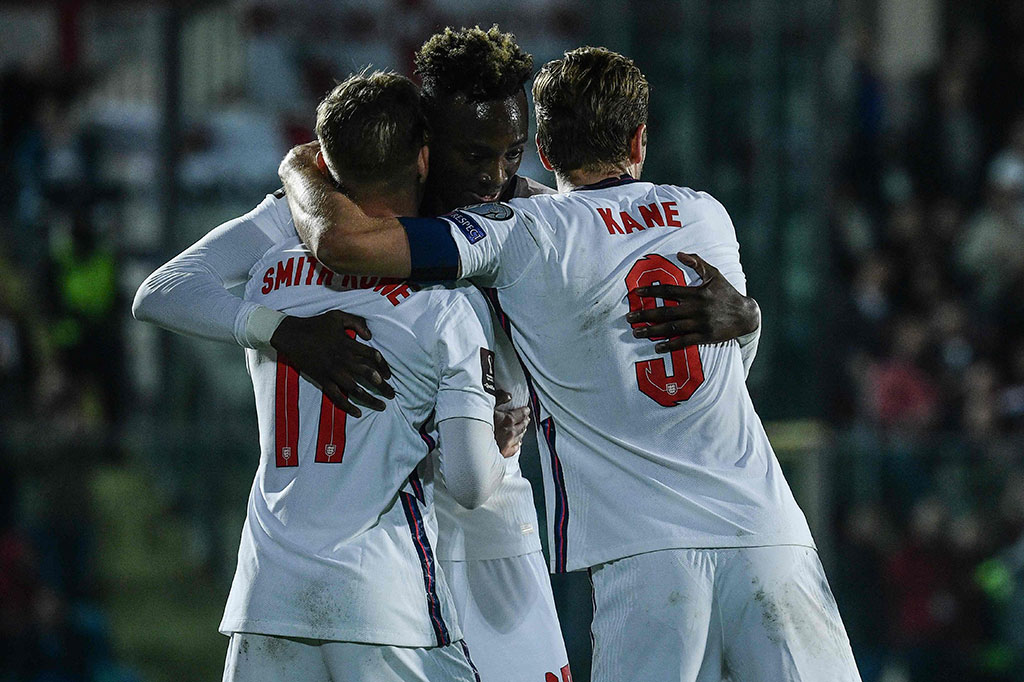 Keunggulan Inggris bertambah lagi pada menit ke-58 saat Emile Smith-Rowe mencetak gol pertamanya di level senior, menyelesaikan umpan tumit Tammy Abraham.
