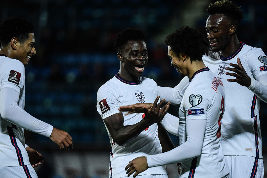 Tyrone Mings, Abraham dan Saka kemudian bergantian menjebol gawang San Marino untuk menandai kelolosan Inggris ke Piala Dunia 2022 dengan kemenangan telak 10-0 dan finis di puncak Grup I berbekal koleksi 26 poin. 