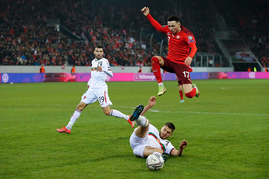Swiss menguasai jalannya laga sejak wasit meniup peluit tanda pertandingan dimulai. Namun kokohnya pertahanan Bulgaria membuat para pemain tuan rumah kesulitan membobol gawang lawan. Tidak ada gol yang tercipta di babak pertama.