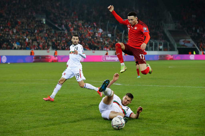 Swiss menguasai jalannya laga sejak wasit meniup peluit tanda pertandingan dimulai. Namun kokohnya pertahanan Bulgaria membuat para pemain tuan rumah kesulitan membobol gawang lawan. Tidak ada gol yang tercipta di babak pertama.