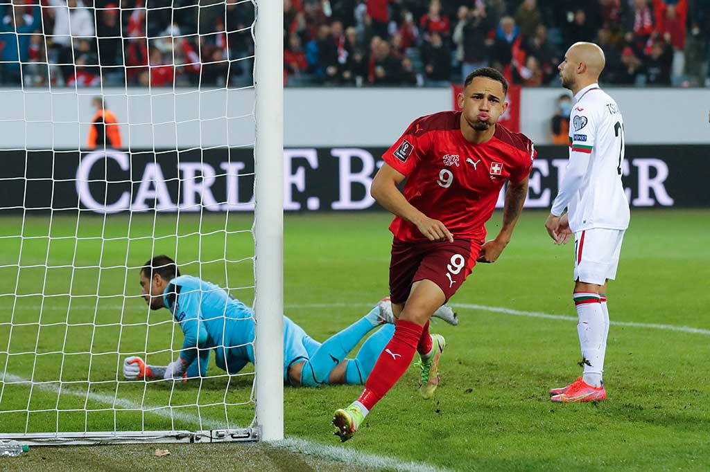 Noah Okafor akhirnya membuka keunggulan Swiss tiga menit memasuki babak kedua lewat tandukan jarak dekatnya menyelesaikan umpan silang kiriman Xherdan Shaqiri.
