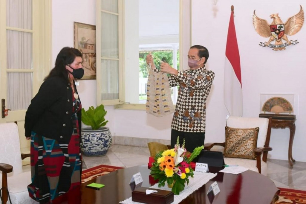 Presiden Joko Widodo menerima kunjungan kehormatan Menteri Luar Negeri Selandia Baru Nanaia Mahuta, di Istana Merdeka, Jakarta, Senin, 15 November 2021. Jokowi menghadiahkan noken kepada Nanaia Mahuta.