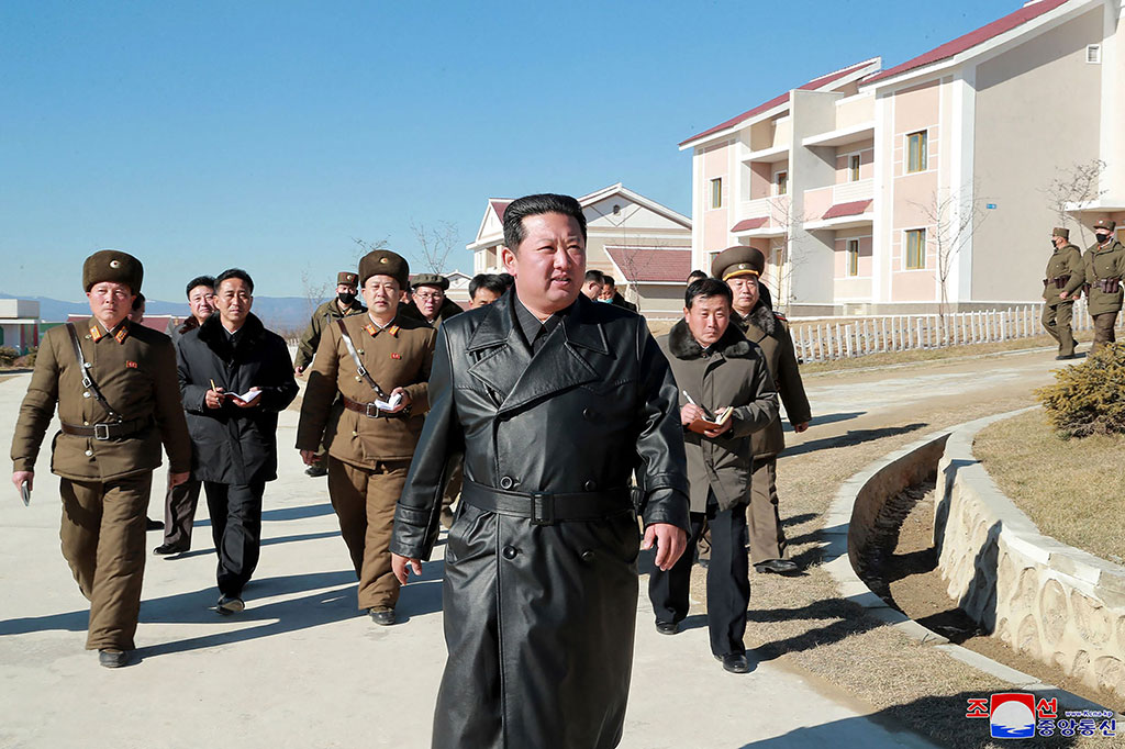 Pemimpin Korea Utara Kim Jong Un mengunjungi sebuah kota baru yang sedang dibangun di dekat perbatasan dengan Tiongkok dan sebuah gunung suci yang dihormati oleh keluarganya. Ini merupakan penampilan publik pertamanya dalam lebih dari sebulan.