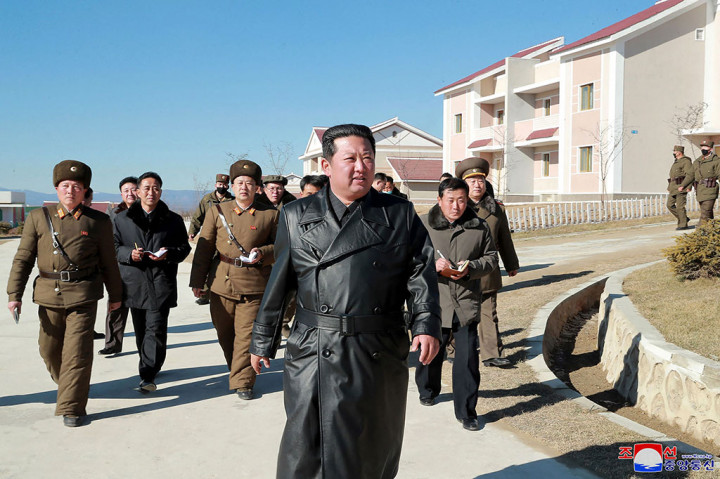 Pemimpin Korea Utara Kim Jong Un mengunjungi sebuah kota baru yang sedang dibangun di dekat perbatasan dengan Tiongkok dan sebuah gunung suci yang dihormati oleh keluarganya. Ini merupakan penampilan publik pertamanya dalam lebih dari sebulan.