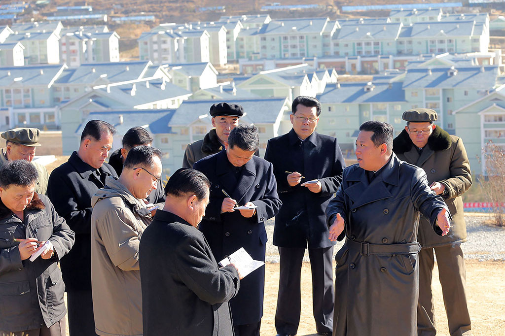 KCNA mengatakan perjalanan Kim tersebut dirancang untuk memeriksa tahap ketiga dan terakhir konstruksi, yang akan selesai pada akhir tahun ini setelah penundaan yang disebabkan oleh sanksi internasional dan pandemi covid-19.