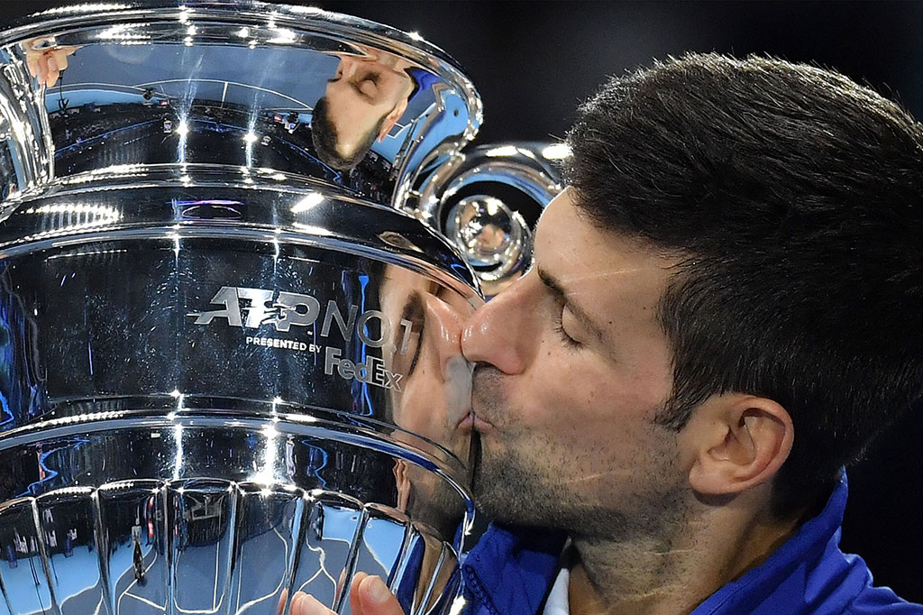 Novak Djokovic dianugerahi trofi petenis nomor satu dunia ATP akhir tahun usai meraih kemenangan atas Casper Ruud dalam laga pembukanya pada ATP Finals, di Turin, Italia, Senin, 15 November 2021.