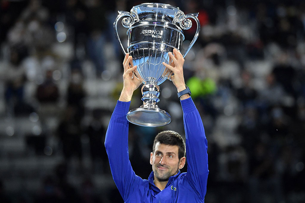 Petenis berusia 34 tahun, yang memenangi tiga turnamen besar tahun ini -- Australian Open, Roland Garros dan Wimbledon -- itu mencatatkan 49 kali menang dan enam kali kalah pada musim ini.