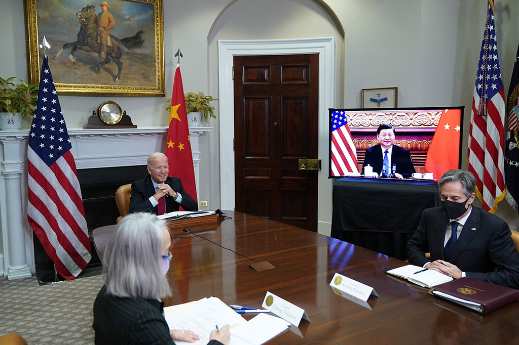 Pertemuan virtual, yang dimulai pada Selasa sekitar pukul 07.45 WIB, itu diprakarsai oleh Biden dan diniatkan untuk menetapkan berbagai ketentuan bagi persaingan AS-Tiongkok pada masa depan. Biden diperkirakan akan menekan Beijing untuk menghormati aturan internasional menyangkut perdagangan dan keamanan.