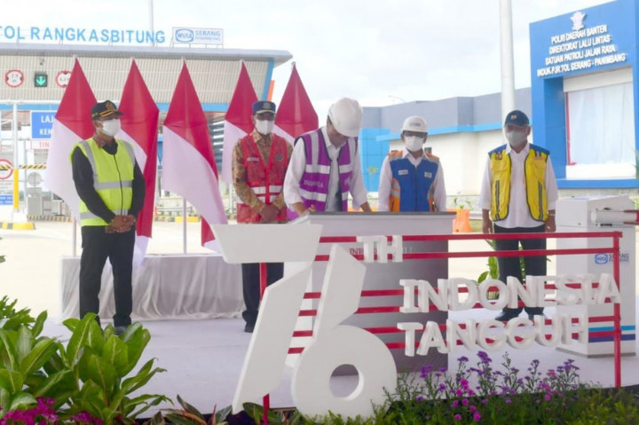 Presiden Joko Widodo meresmikan Jalan Tol Serang-Panimbang Seksi 1 Ruas Serang-Rangkasbitung, Selasa, 16 November 2021, pagi, di Kabupaten Lebak, Banten.