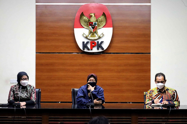 Menteri Sosial Tri Rismaharini (jaket biru) bersama Wakil Ketua Komisi Pemberantasan Korupsi (KPK) Nurul Ghufron (kanan) dan juru bicara KPK Bidang Pencegahan Ipi Maryati (kiri) saat memberikan keterangan pers di KPK, Jakarta, Selasa, 16 November 2021.