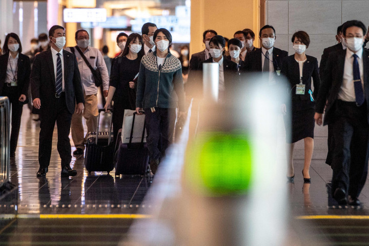 Terlihat Putri Mako dan suaminya berjalan melewati ratusan wartawan yang menunggu mereka.