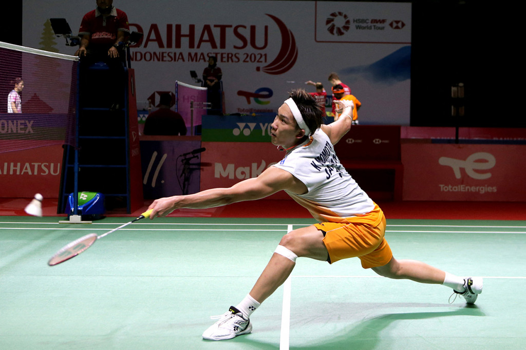 Tommy Sugiarto takluk di tangan Kento Momota pada babak 32 besar Indonesia Masters 2021.