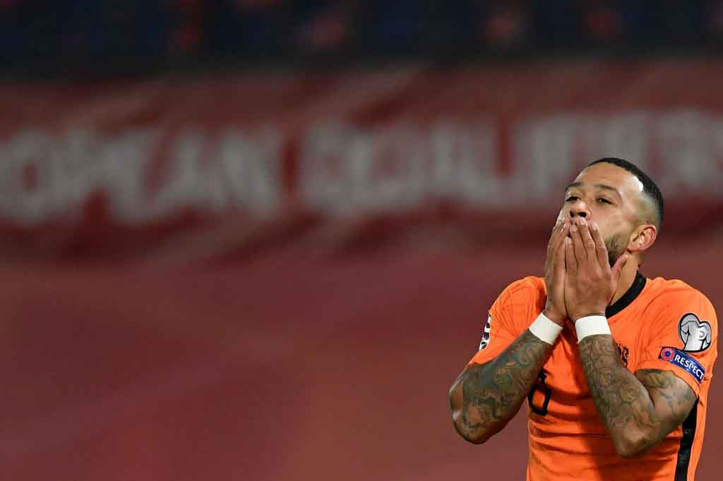 Tuan rumah tampil menyerang sejak wasit peniup peluit tanda pertandingan dimulai. Peluang pertama didapat pada menit ke-16 lewat tandukan Memphis Depay. Sayang bola terlalu lemah dan berhasil diamankan kiper Orjan Nyland. Tidak ada gol yang tercipta di babak pertama.