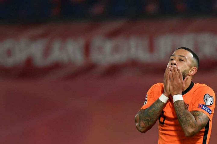 Tuan rumah tampil menyerang sejak wasit peniup peluit tanda pertandingan dimulai. Peluang pertama didapat pada menit ke-16 lewat tandukan Memphis Depay. Sayang bola terlalu lemah dan berhasil diamankan kiper Orjan Nyland. Tidak ada gol yang tercipta di babak pertama.