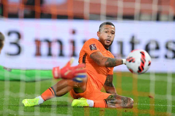 Belanda kemudian berhasil menggandakan keunggulan lewat skema serangan balik. Gol berawal dari sepak pojok Norwegia yang bisa diantisipasi Virgil van Dijk yang kemudian digiring Bergwijn nyaris sepanjang lapangan dan kemudian melakukan umpan tarik  yang tinggal diselesaikan Memphis Depay pada menit pertama injury time. Skor 2-0 bertahan hingga laga usai.