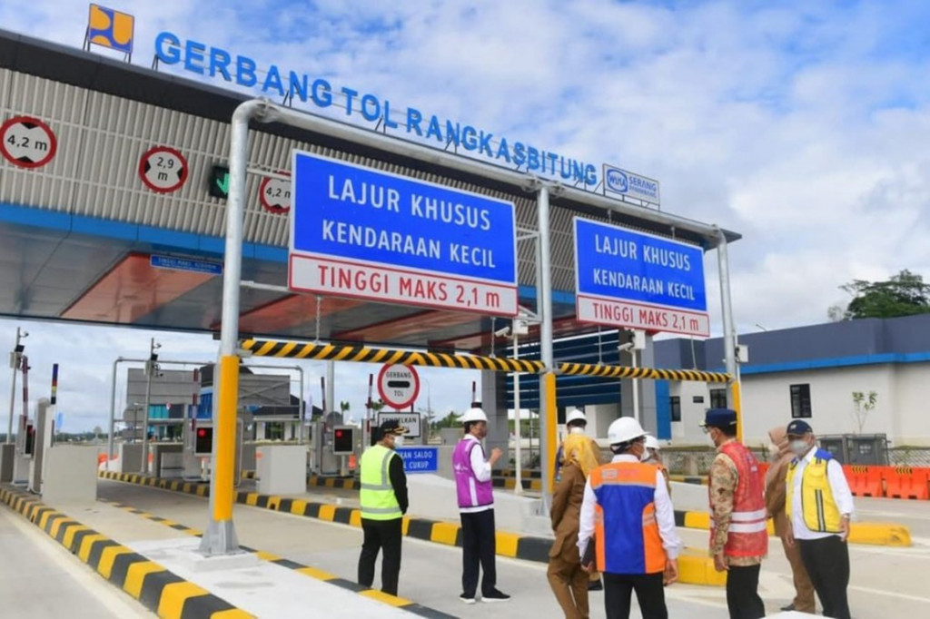 Presiden Joko Widodo meresmikan Jalan Tol Serang-Panimbang Seksi 1 Ruas Serang-Rangkasbitung, Selasa, 16 November 2021, pagi, di Kabupaten Lebak, Banten.