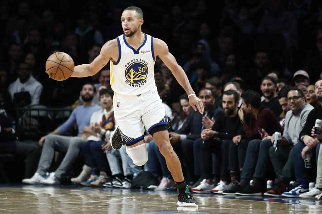 Stephen Curry mencetak 37 poin, termasuk sembilan lemparan tiga angka untuk membawa Golden State Warriors mengalahkan Brooklyn Nets dengan skor 117-99 di New York, Rabu, 17 November 2021 WIB.