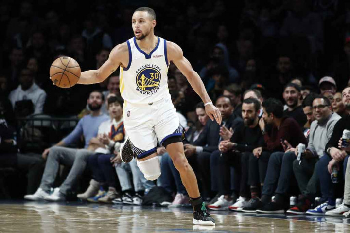 Stephen Curry mencetak 37 poin, termasuk sembilan lemparan tiga angka untuk membawa Golden State Warriors mengalahkan Brooklyn Nets dengan skor 117-99 di New York, Rabu, 17 November 2021 WIB.