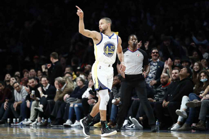 Curry menyusul Ray Allen sebagai pemain kedua yang mencapai 2.900 lemparan tiga angka dalam kariernya ketika mencetak lemparan tiga angka pertamanya pada awal kuarter pertama. Allen masih menduduki puncak daftar ini dengan 2.973 lemparan.