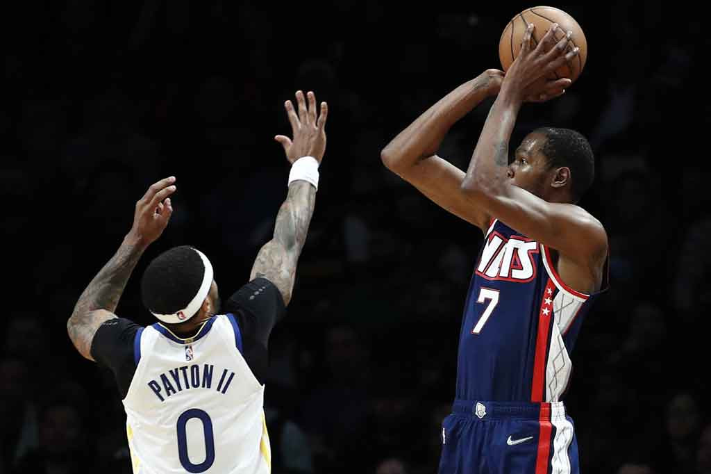 Kevin Durant mempersembahkan 19 poin melawan bekas timnya itu setelah memasukkan 6 dari 19 lemparan untuk mencetak di bawah 20 poin yang pertama kali terjadi pada dia musim ini.