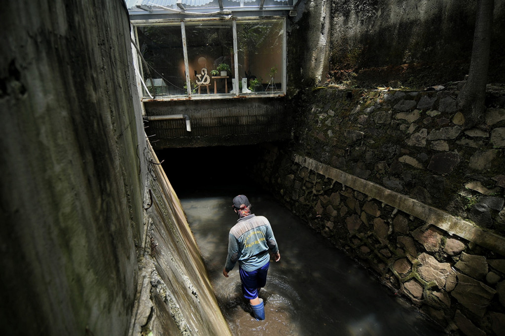 Petugas Dinas SDA sedang memeriksa saluran air yang di atasnya dibangun ruko di kawasan Kemang Utara, Jakarta Selatan, Rabu, 17 November 2021.