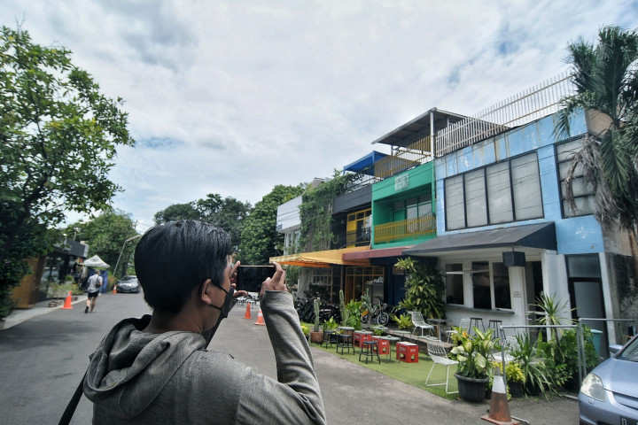 Wakil Gubernur DKI Jakarta Ahmad Riza Patria juga menegaskan pendirian kafe maupun bangunan lainnya harus mengantongi izin sekaligus memenuhi prinsip tata ruang. Jika melanggar tata ruang, bangunan akan ditindak sesuai prosedur yang berlaku.