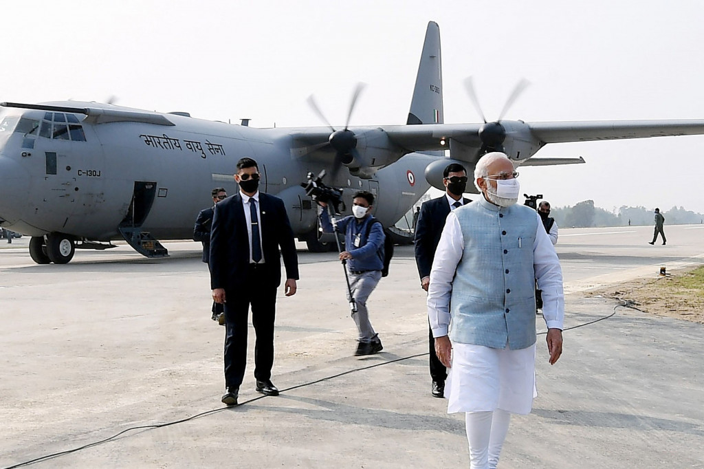 Dilansir AFP, Rabu, 17 November 2021, pesawat transpor raksasa yang membawa PM Modi (71) ini mendarat di bentangan lurus ruas jalan tol baru di wilayah Uttar Pradesh pada Selasa, 16 November 2021, waktu setempat.