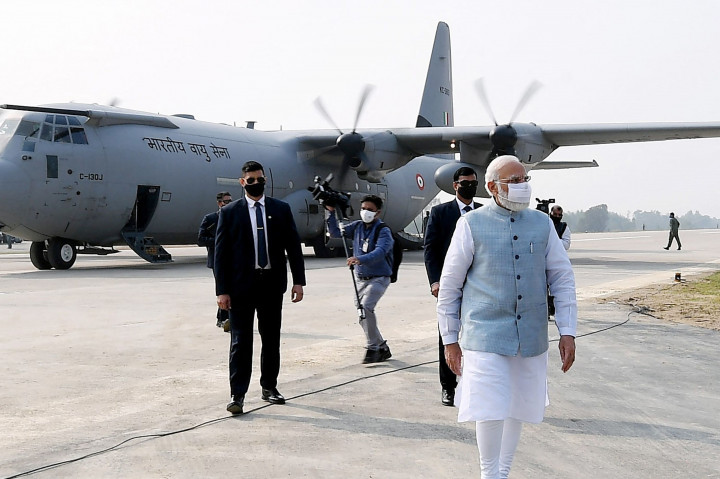 Dilansir AFP, Rabu, 17 November 2021, pesawat transpor raksasa yang membawa PM Modi (71) ini mendarat di bentangan lurus ruas jalan tol baru di wilayah Uttar Pradesh pada Selasa, 16 November 2021, waktu setempat.