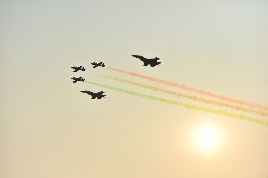 Pendaratan itu disusul oleh pertunjukan udara singkat oleh Angkatan Udara India dengan pesawat tempur jet Mirage buatan Prancis dan Su-30MKI Rusia menggunakan jalan tersebut sebagai landasan pacu.