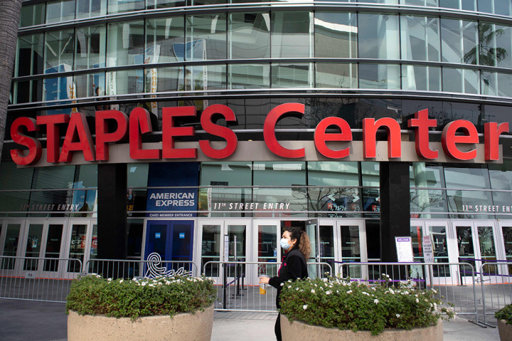 Markas klub NBA, Los Angeles Lakers, Staples Center, akan berganti nama bulan depan dalam kesepakatan senilai USD700 juta (sekitar Rp10 triliun), yang dilaporkan dengan platform cryptocurrency yang berbasis di Singapura Crypto.com.