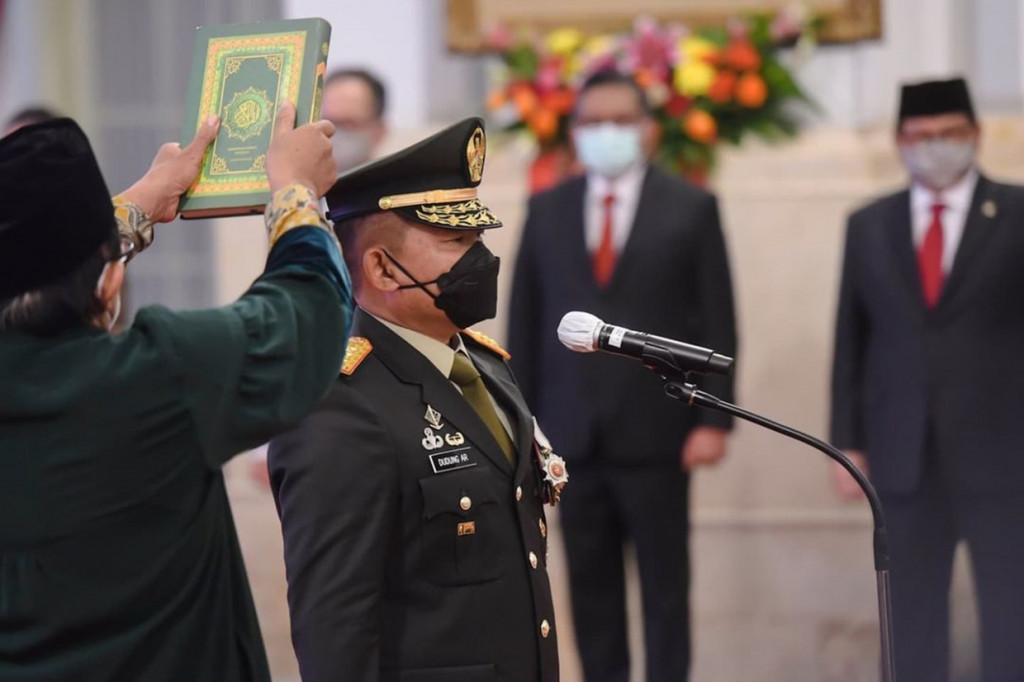 Dudung kemudian mengambil sumpah jabatan sebagai KSAD. Sumpah jabatan itu dipimpin Presiden Jokowi.